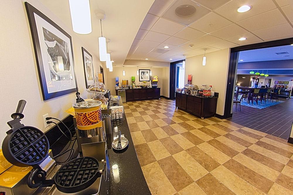Hampton Inn Dekalb - Near The University Eksteriør billede
