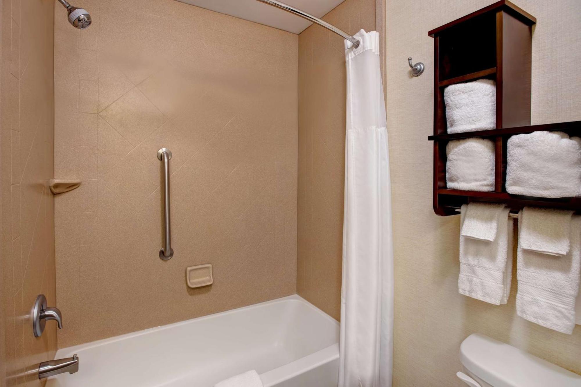 Hampton Inn Dekalb - Near The University Eksteriør billede